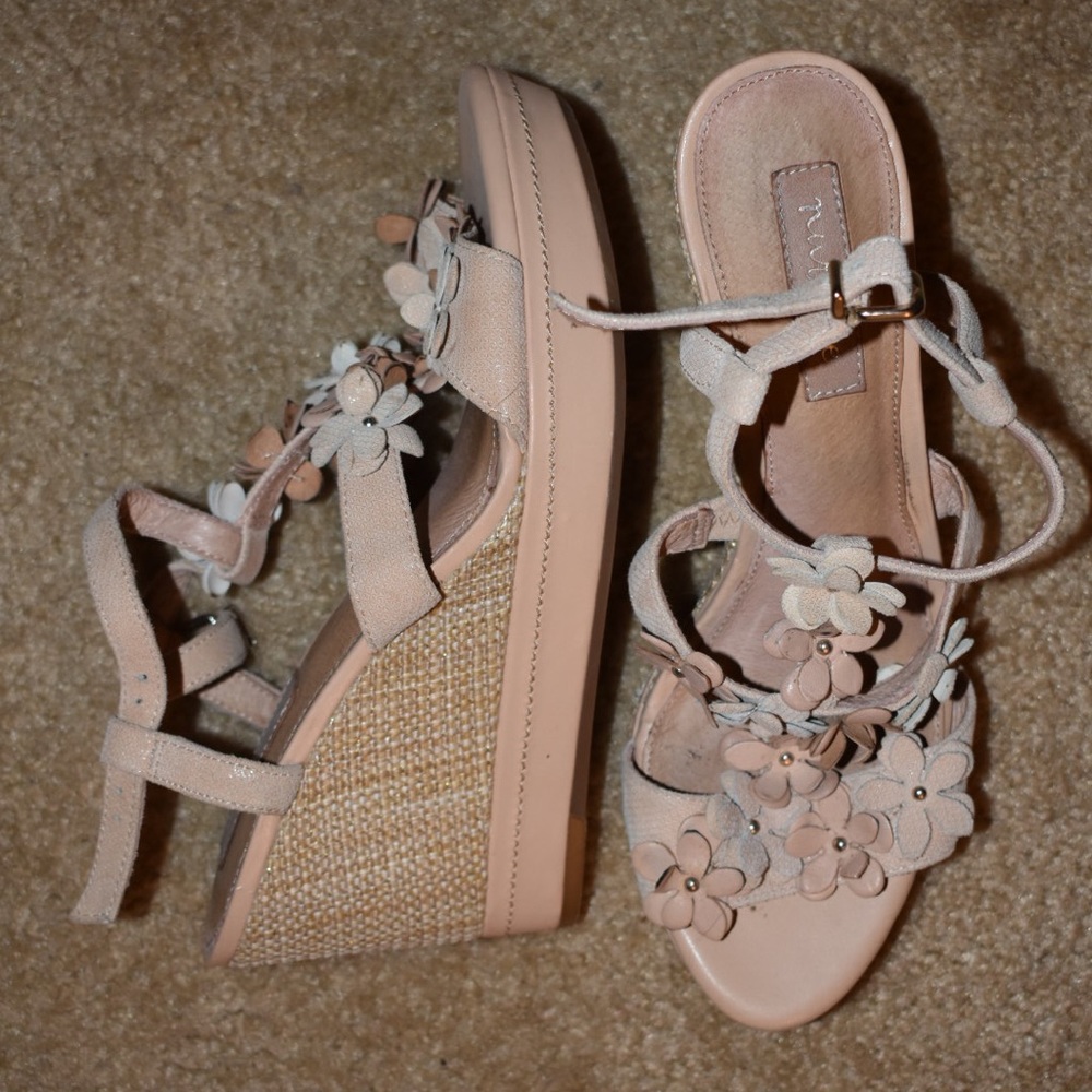 Flower wedges